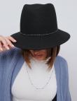 Черная фетровая шляпа с деликатной цепочкой от Saint MAEVE
