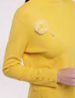 Трикотажный джемпер с брошью лимонного цвета от E-Woman