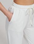 Спортивные тонкие белые брюки от SODA Coccinella