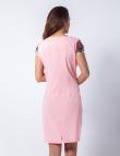 Розовое платье-футляр с отделкой кружевом и вышивкой