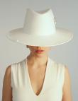 Белая соломенная шляпа с отделкой от Saint MAEVE