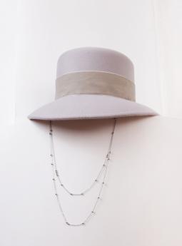 Шляпа Фетровая шляпа серого цвета с цепочкой от Saint MAEVE