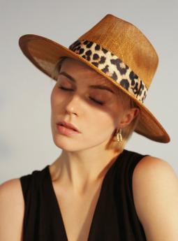 Шляпа Соломенная шляпа из синамей с леопардовой лентой от Saint MAEVE 