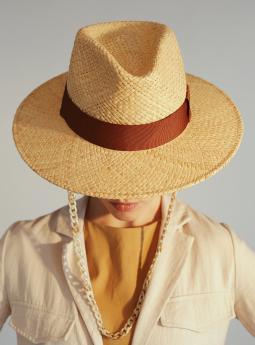 Шляпа ​Классическая бежевая шляпа с пластиковой цепочкой от Saint MAEVE