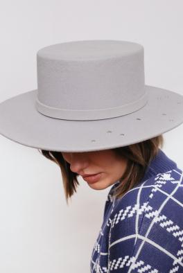 Шляпа Серо-голубая фетровая шляпа с металлическими хольнитенами от Saint MAEVE