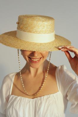 Шляпа Соломенная шляпа с золотым пирсингом и съемной цепочкой от Saint MAEVE