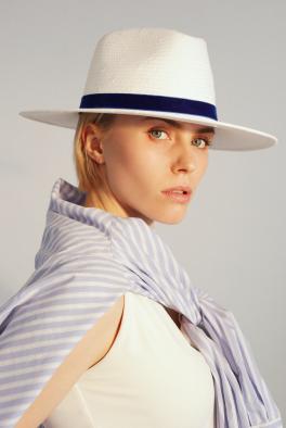 Шляпа Белая соломенная шляпа с синей лентой от Saint MAEVE
