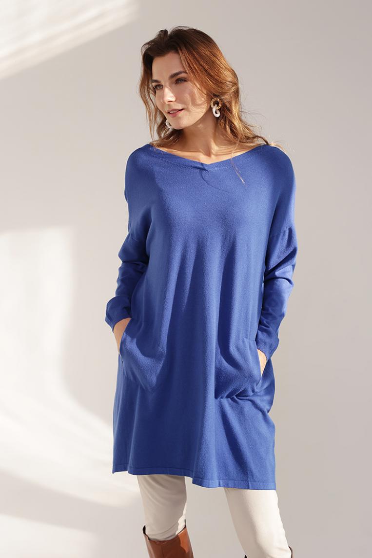Удлиненный джемпер с открытой спиной синего цвета от E-Woman
