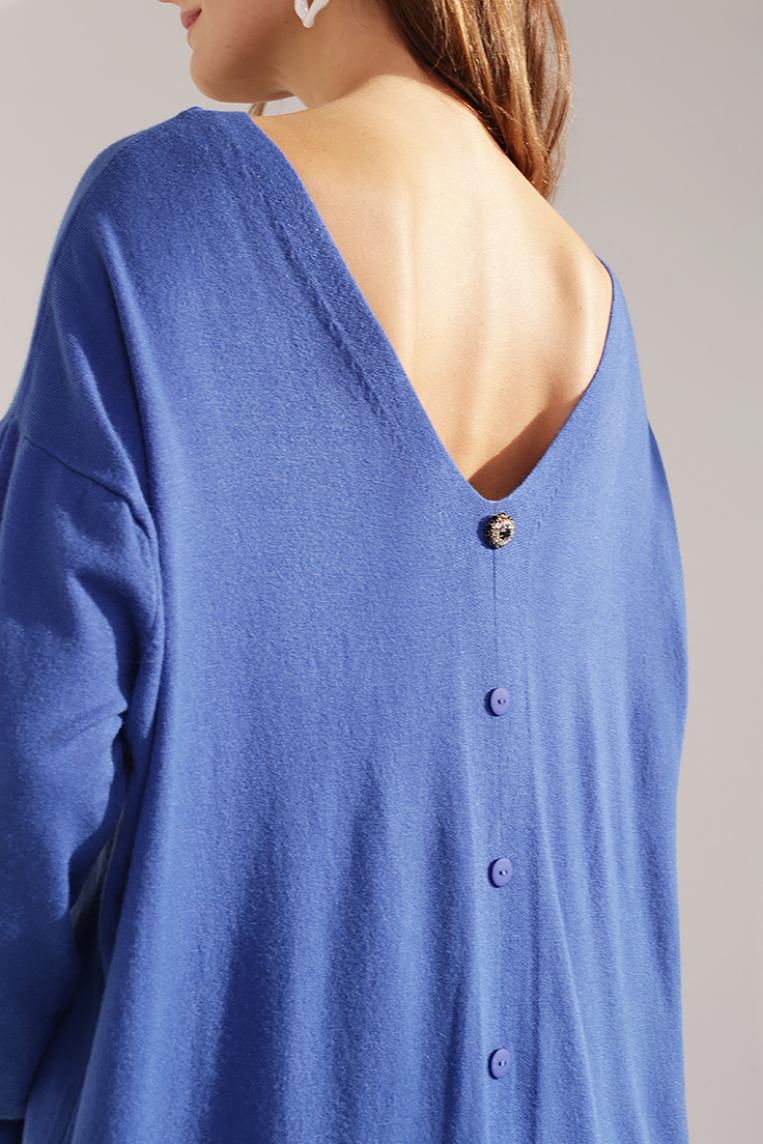 Удлиненный джемпер с открытой спиной синего цвета от E-Woman