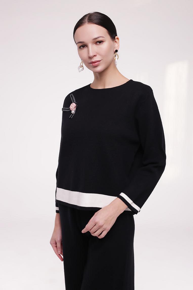 Стильный джемпер черного цвета с брошью от E-Woman