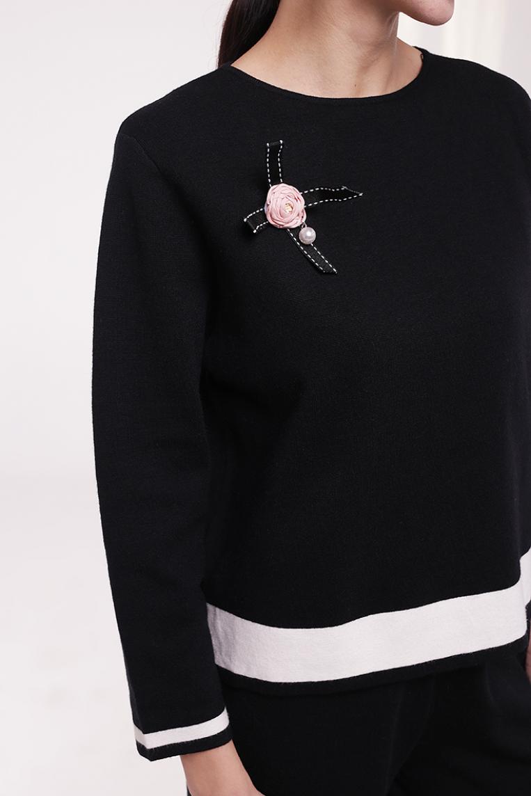 Стильный джемпер черного цвета с брошью от E-Woman