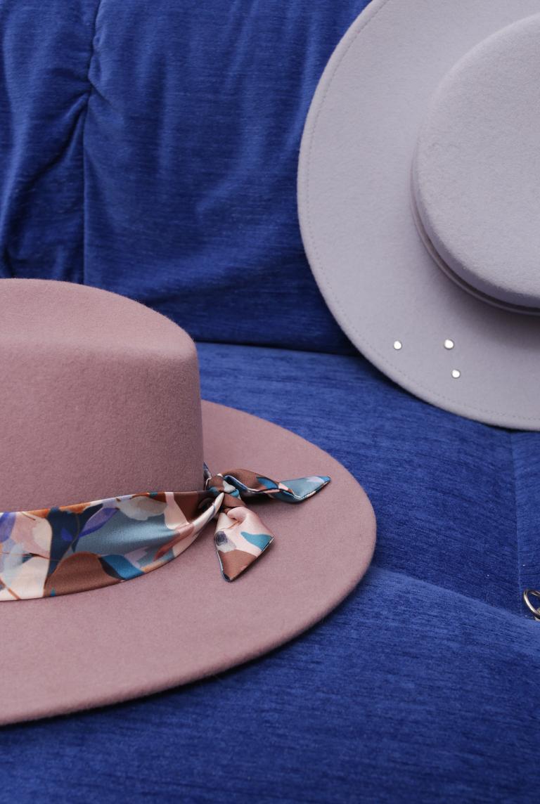 Серо-голубая фетровая шляпа с металлическими хольнитенами от Saint MAEVE
