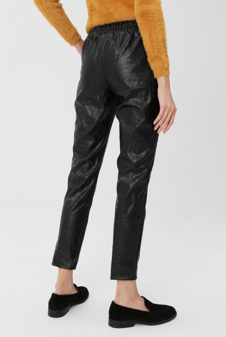 Фактурные черные брюки из эко-кожи от Pink Black 