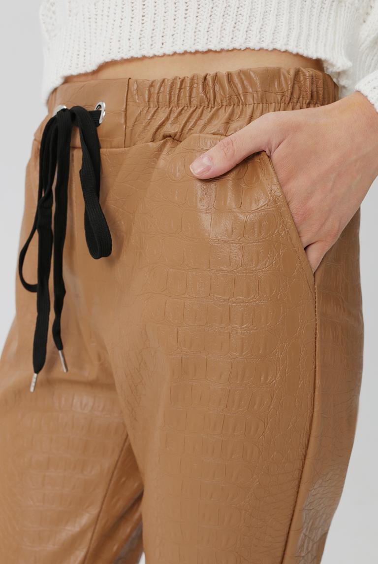 Фактурные бежевые брюки из эко-кожи от Pink Black 
