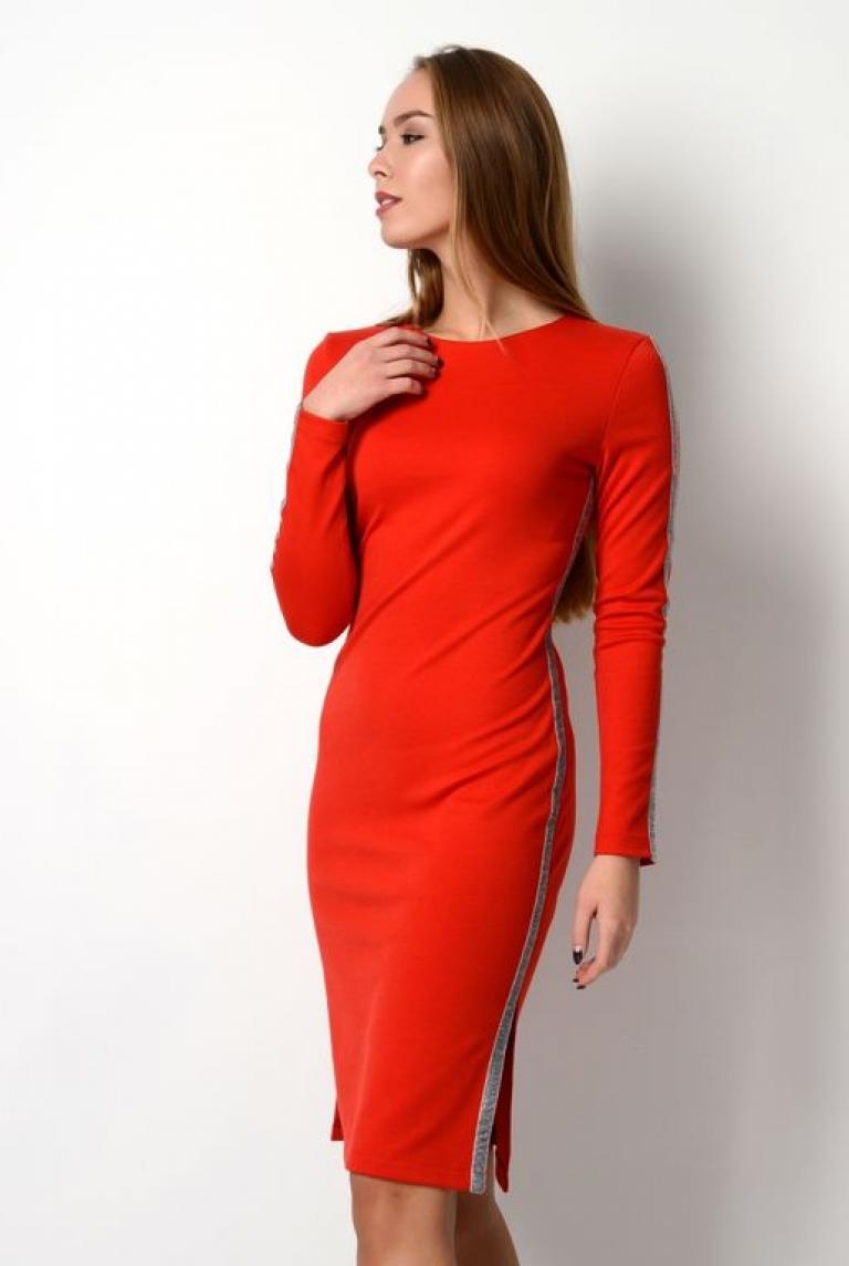 Красное платье с разрезом до колена