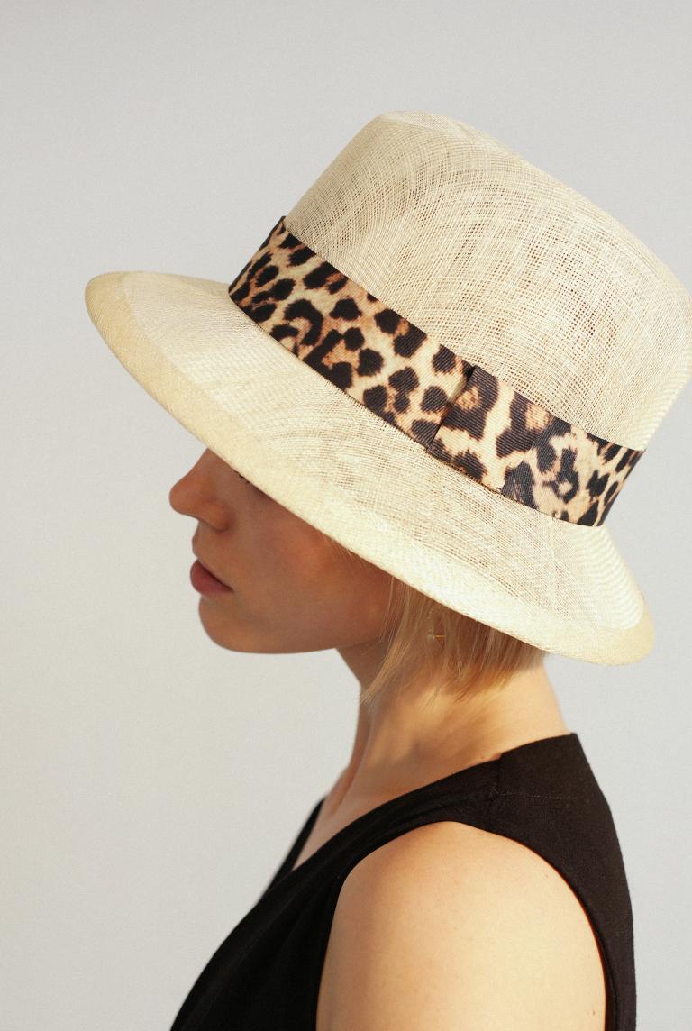 Соломенная светло-бежевая шляпа с леопардовой лентой от Saint MAEVE