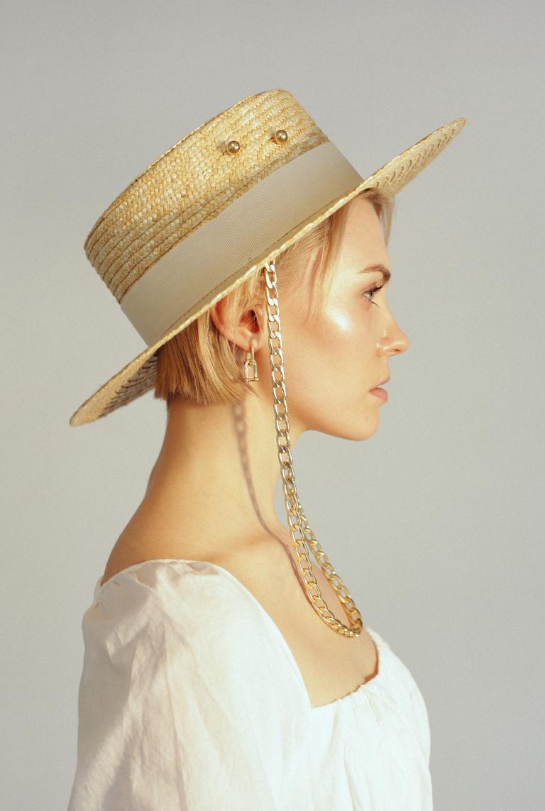 Соломенная шляпа с золотым пирсингом и съемной цепочкой от Saint MAEVE