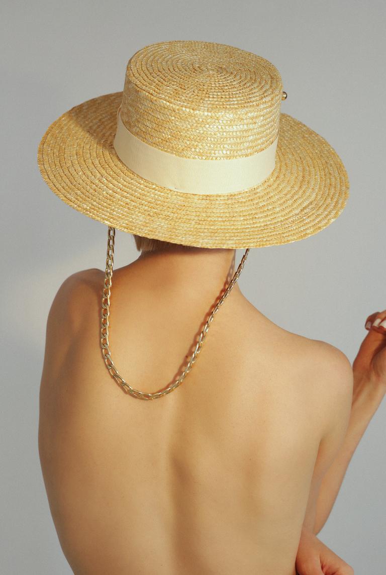Соломенная шляпа с золотым пирсингом и съемной цепочкой от Saint MAEVE