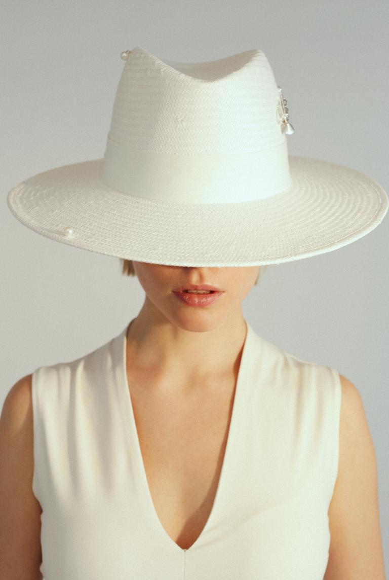 Белая соломенная шляпа с отделкой от Saint MAEVE
