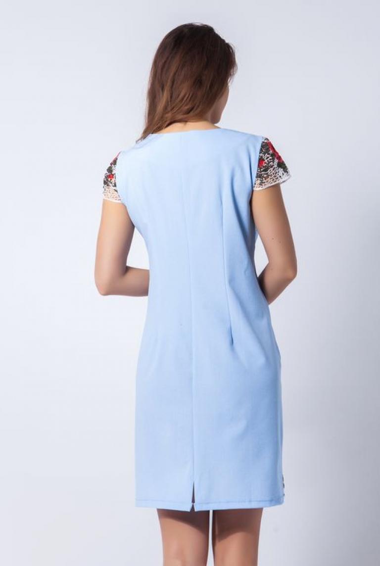 Голубое платье-футляр с отделкой кружевом и вышивкой