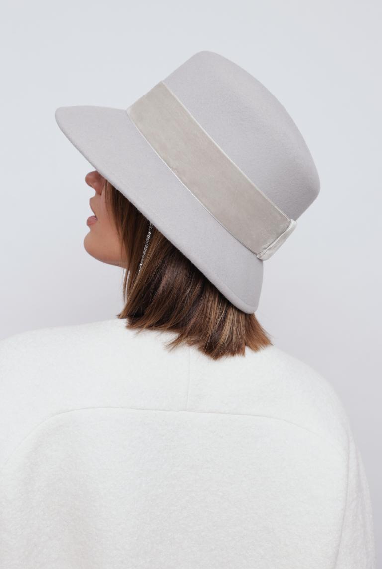 Фетровая шляпа серого цвета с цепочкой от Saint MAEVE