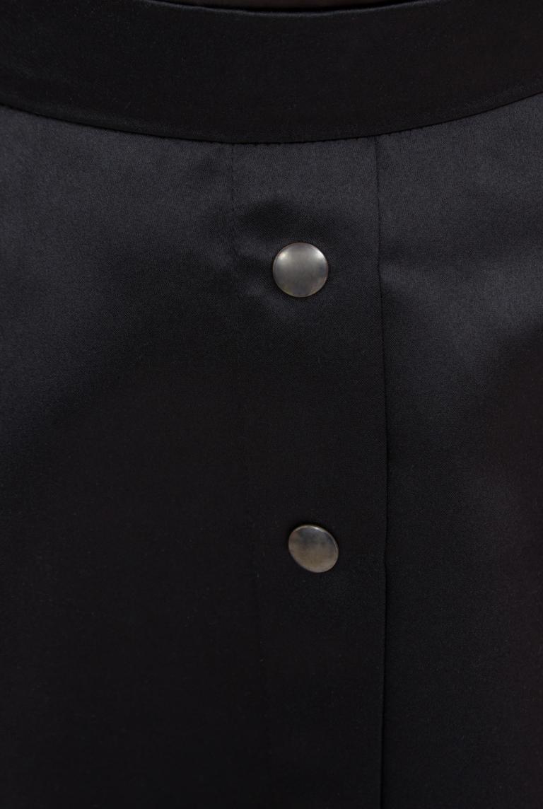 Атласная черная юбка мини с имитацией пуговиц от B.LIVE