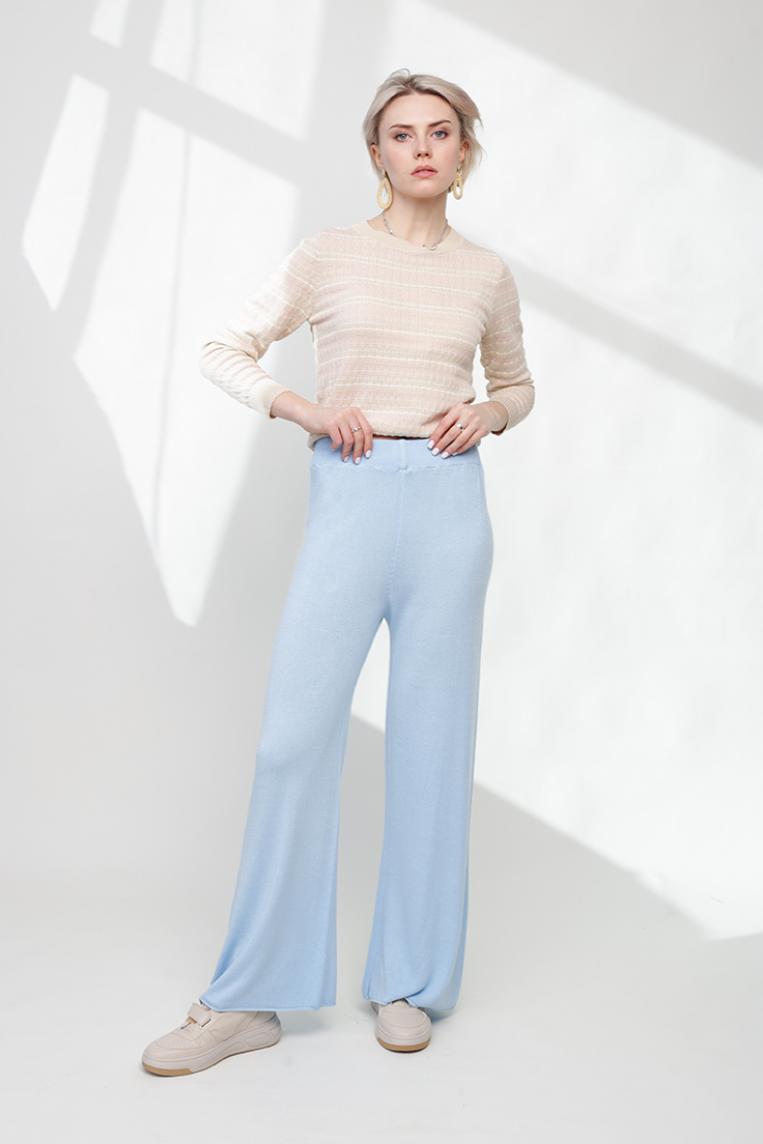 Трикотажные широкие брюки клеш голубого цвета от Made in Italy