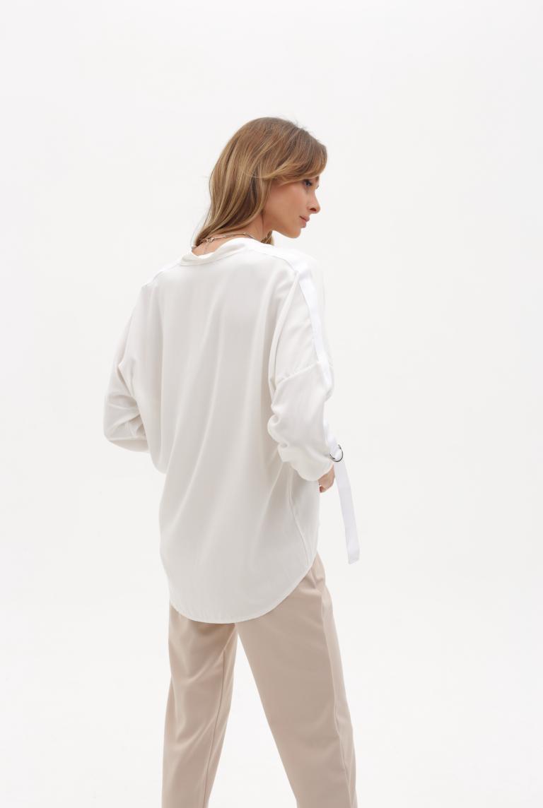 Белая классическая блузка с утягивающими рукавами от GIU