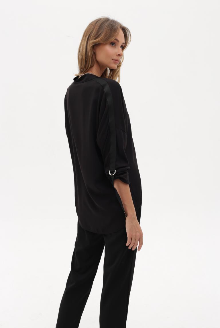 Черная классическая блузка с утягивающими рукавами от GIU
