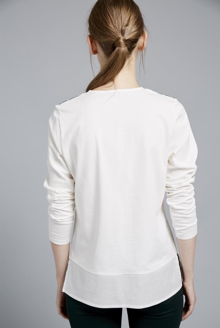 Белая блуза с вышивкой от Dandara