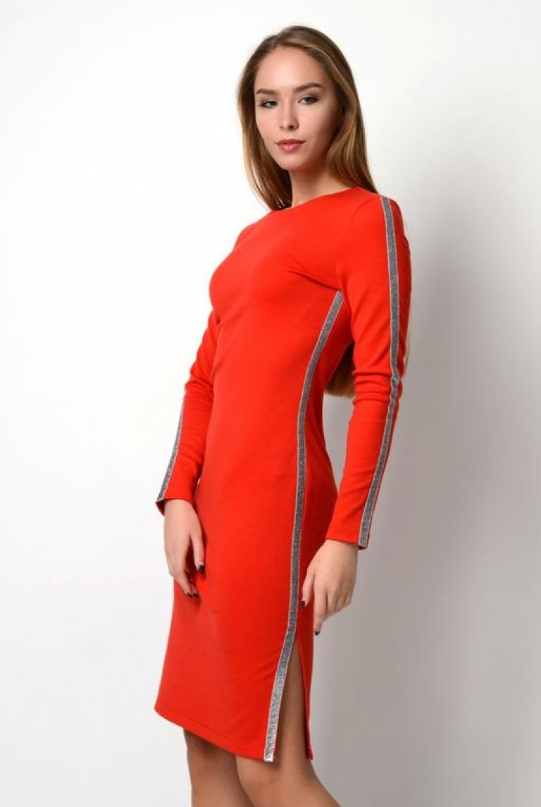 Красное платье с разрезом до колена