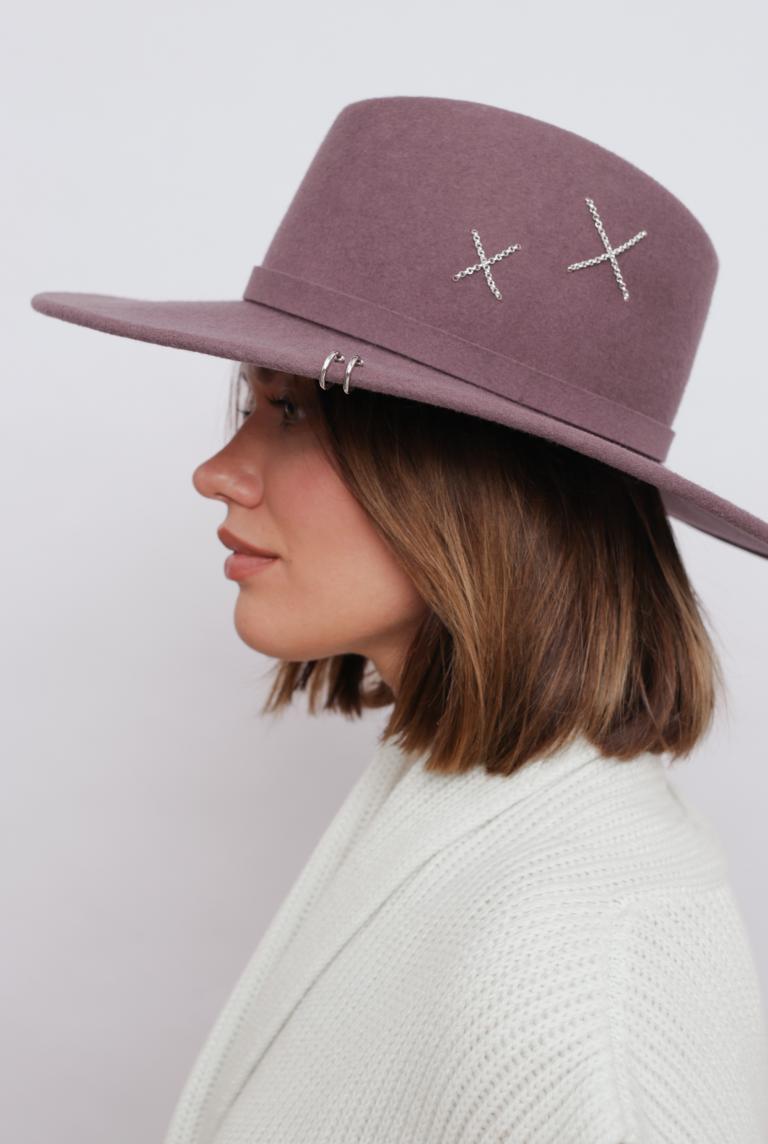 Лавандовая стильная фетровая шляпа от Saint MAEVE